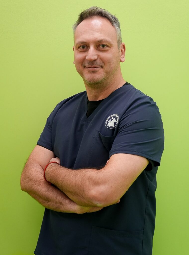 Il Dott. Alessandro Traballoni, socio fondatore e medico veterinario della clinica veterinaria Sant'Anna